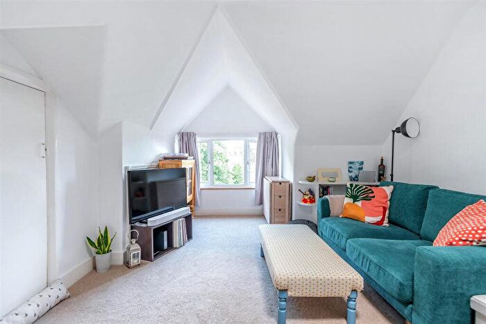 1 Bedroom Flat To Rent In Portsmouth Road, Esher, KT10