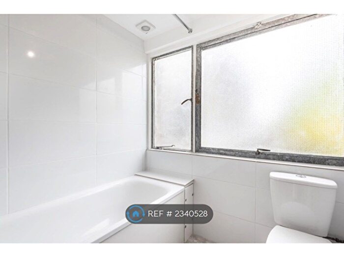 2 Bedroom Flat To Rent In Dryden Court, London, SE11