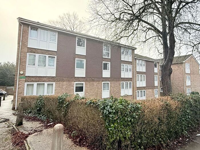 2 Bedroom Flat For Sale In Bells Hill, Barnet, EN5