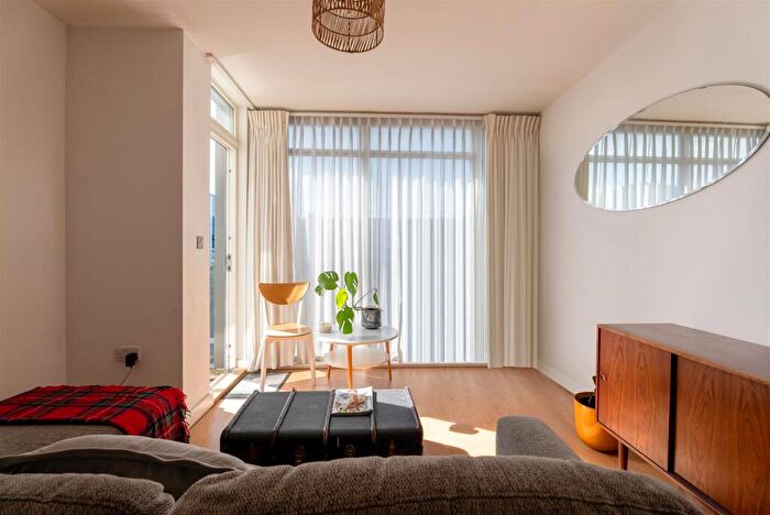 1 Bedroom Apartment For Sale In Sadler Place, London, E9