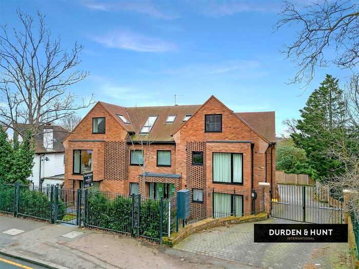 3 Bedroom Flat To Rent In High Road, Loughton, IG10