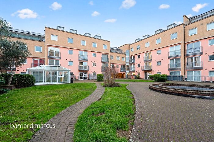 1 Bedroom Flat For Sale In Wooldridge Close, Feltham, TW14