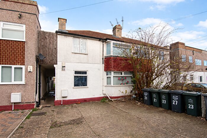 2 Bedroom Flat For Sale In Shirley Close, Dartford, DA1