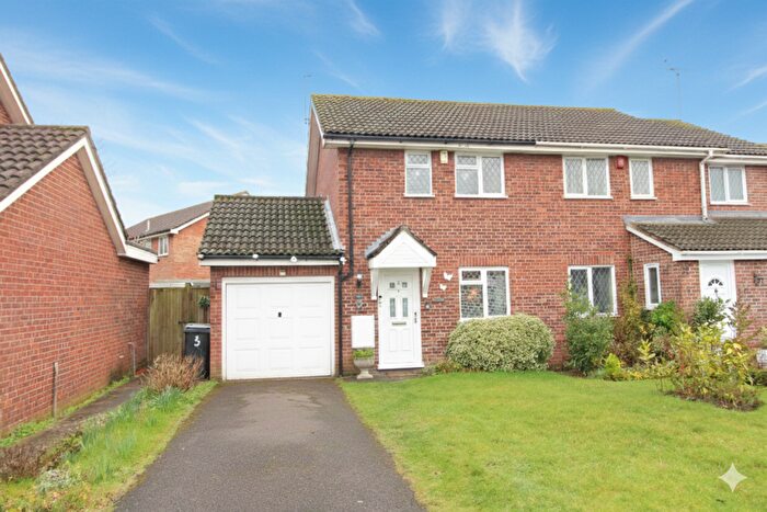 2 Bedroom Semi Detached House For Sale In Embrook Way, Reading, RG31