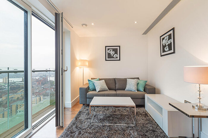 Apartment To Rent In Lincoln Plaza, London, E14