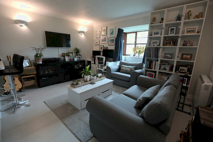 1 Bedroom Apartment To Rent In Dukes Avenue, KT3