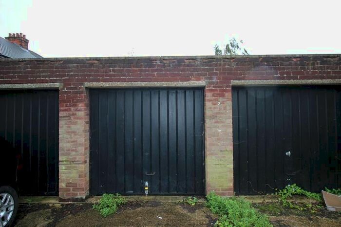 Parking/garage To Rent In Rosamond Road, Bedford, MK40
