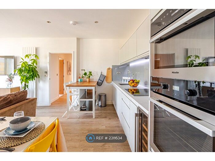 3 Bedroom Flat To Rent In Centric Close, London, NW1