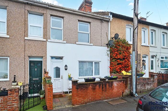 2 Bedroom Terraced House For Sale In Clifton Street, Kingshill, Swindon, SN1