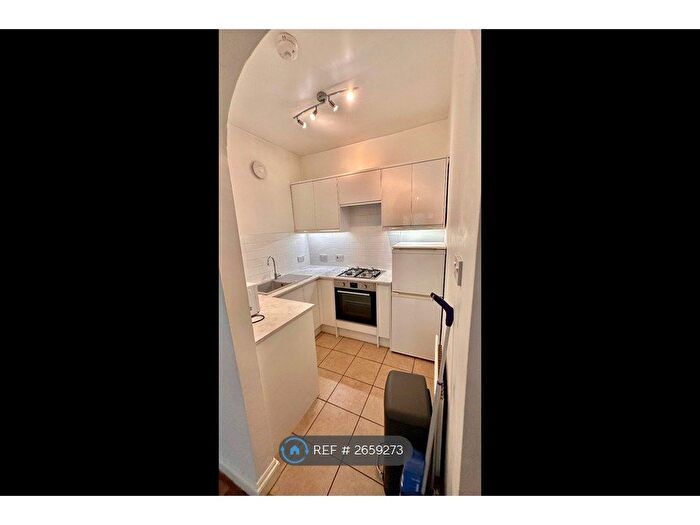 1 Bedroom Flat To Rent In Phoenix Place, Staines-Upon-Thames, TW18