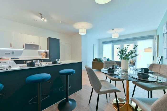 2 Bedroom Flat To Rent In Imperial Court, Walton-on-Thames, KT12