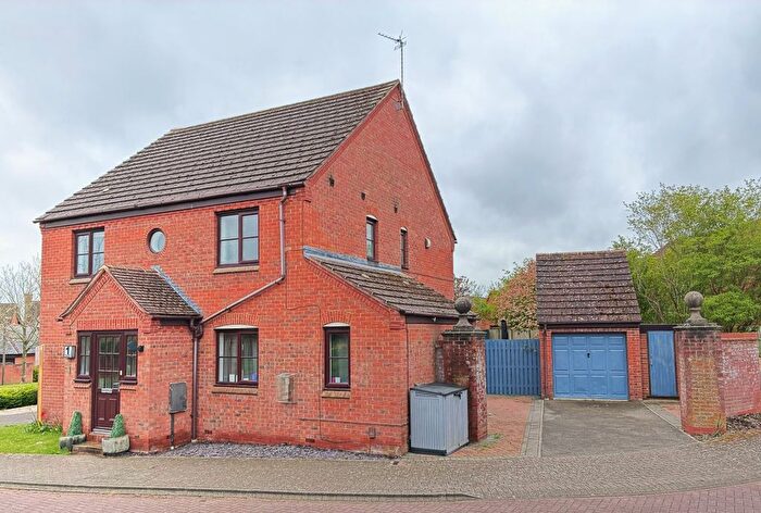 4 Bedroom Detached House For Sale In Chillingham Court, Milton Keynes, MK5