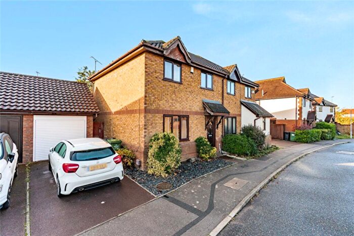 3 Bedroom Semi-Detached House For Sale In Sutherland Place, Wickford, Essex, SS12