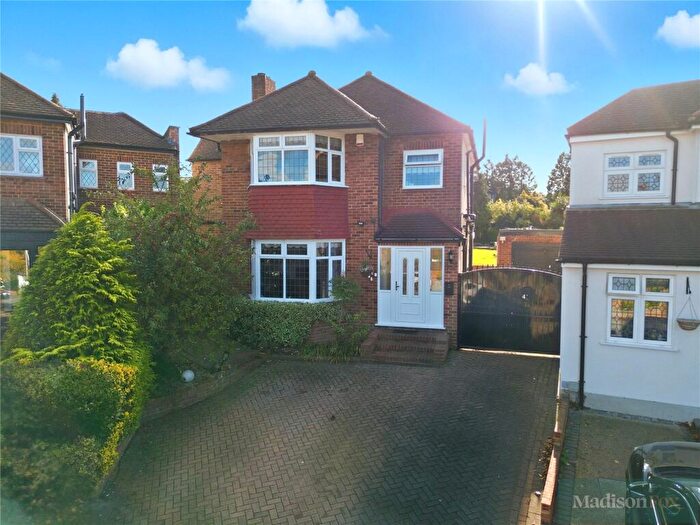 4 Bedroom Detached House For Sale In Kendal Close, Woodford Green, IG8