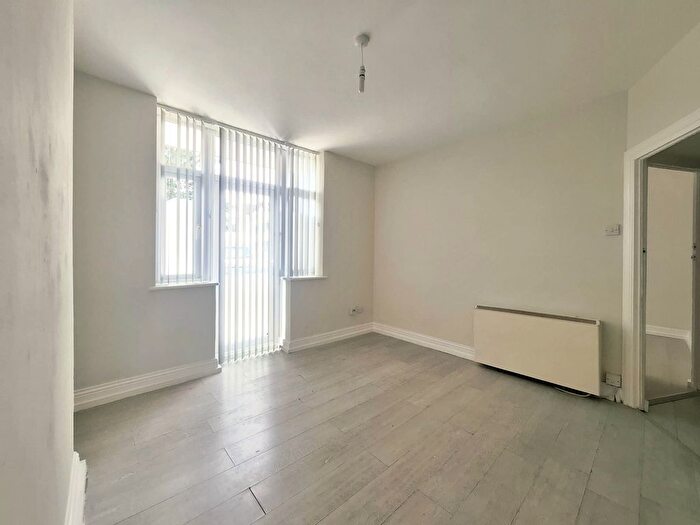 2 Bedroom Flat To Rent In Angel Close, Edmonton, N18