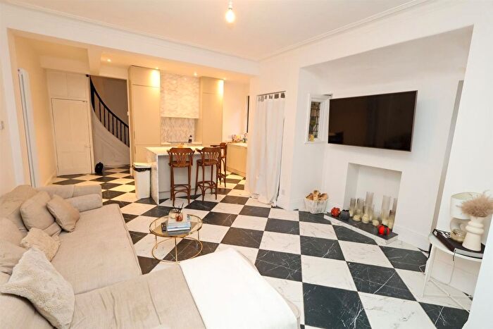 3 Bedroom Semi Detached House To Rent In Mirfield Drive, Monton, M30