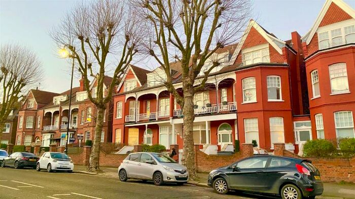 2 Bedroom Apartment To Rent In Raglan House, - Queens Avenue, London, N10