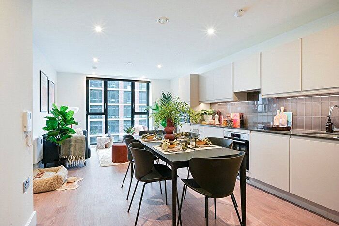 3 Bedroom Flat To Rent In Uncle Leeds, Uncle Leeds, LS12