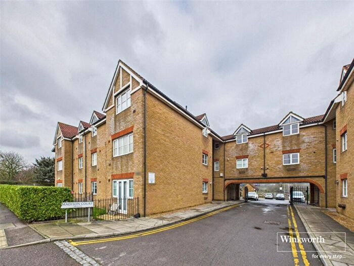 2 Bedroom Apartment For Sale In Great North Way, London, NW4