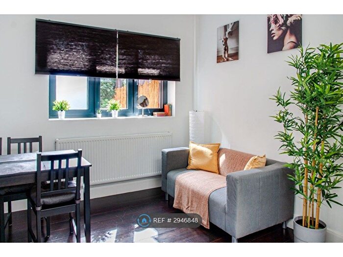 Studio To Rent In Edgware Road, London, NW2