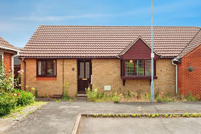 2 Bedroom Bungalow For Sale In Cumberland Close, Ilford, IG6