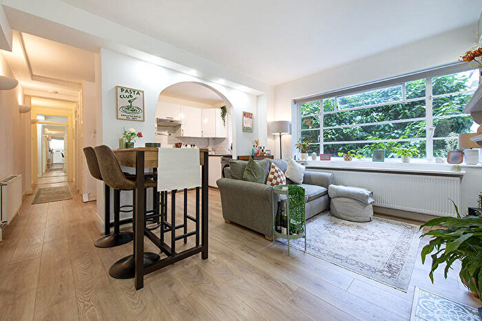 2 Bedroom Flat For Sale In Northwood Hall, Highgate, N6