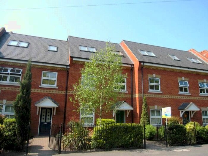 1 Bedroom Flat To Rent In Victoria Mews, St. Judes Road, Englefield Green, Egham, TW20