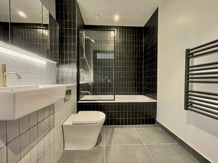2 Bedroom Apartment To Rent In New Cross Central, Manchester, M4