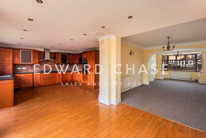 5 Bedroom Terraced House To Rent In Roding Lane North, Woodford Green, IG8