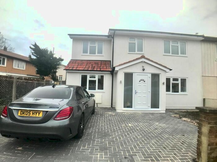 3 Bedroom Flat To Rent In Conway Drive, Hayes, UB3