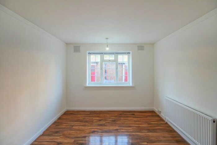 2 Bedroom Flat To Rent In Arnos Grove Court, London, N11