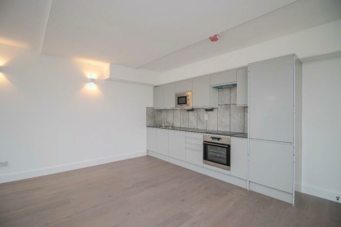 3 Bedroom Flat To Rent In St Awdrys Road, Barking & Dagenham, Barking Abbey, Upney, London, IG11