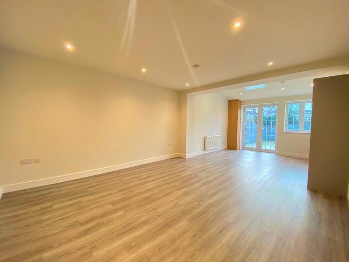 3 Bedroom Flat To Rent In Park Avenue North, London, NW10