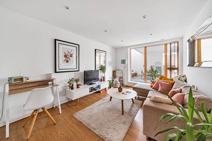 3 Bedroom Flat For Sale In Leswin Road, Stoke Newington, London, N16