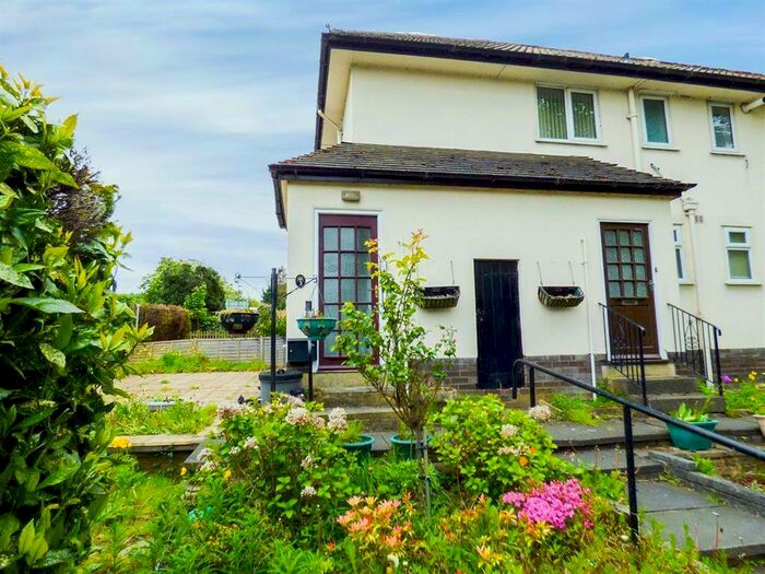 2 Bedroom Flat To Rent In Bradford Old Road, Cottingley, BD16