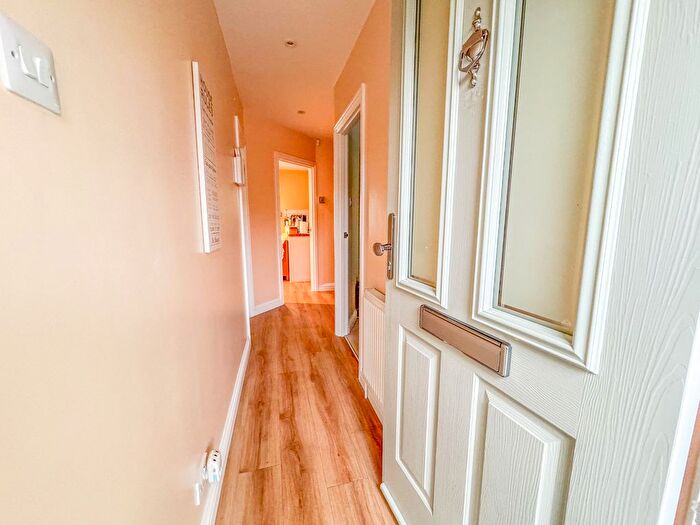 2 Bedroom Semi-Detached Bungalow For Sale In Willow Walk, Hockley, SS5