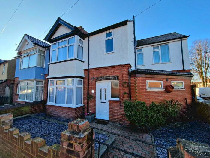 5 Bedroom House To Rent In Rutland Crescent, Luton, LU2