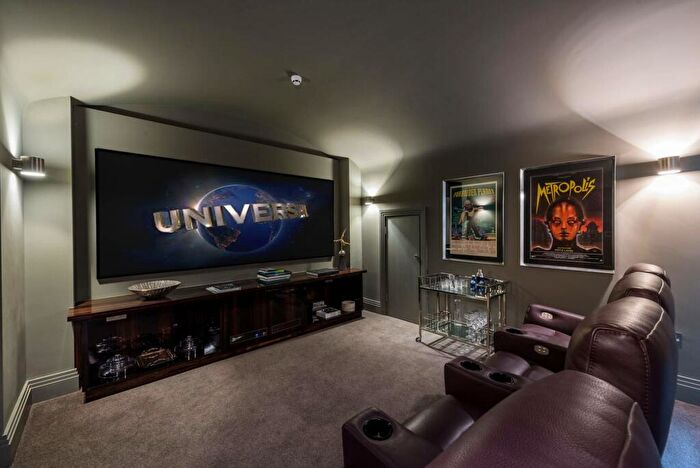 5 Bedroom House To Rent In Holborn Close, Mill Hill, London, NW7