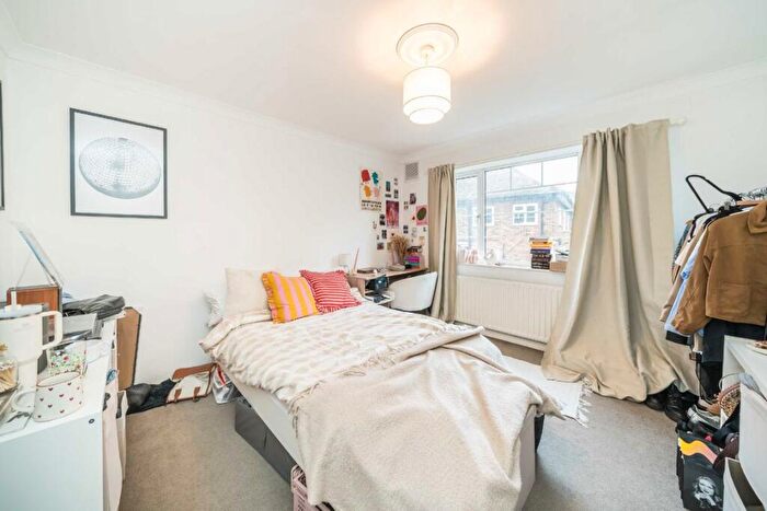 3 Bedroom Flat To Rent In Queens Road, Queens Road, KT2