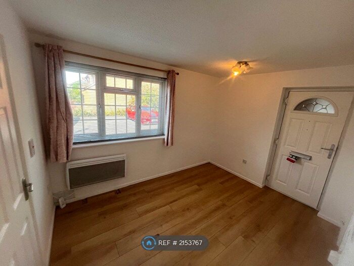 1 Bedroom Flat To Rent In Oak Close, Hinckley, LE10