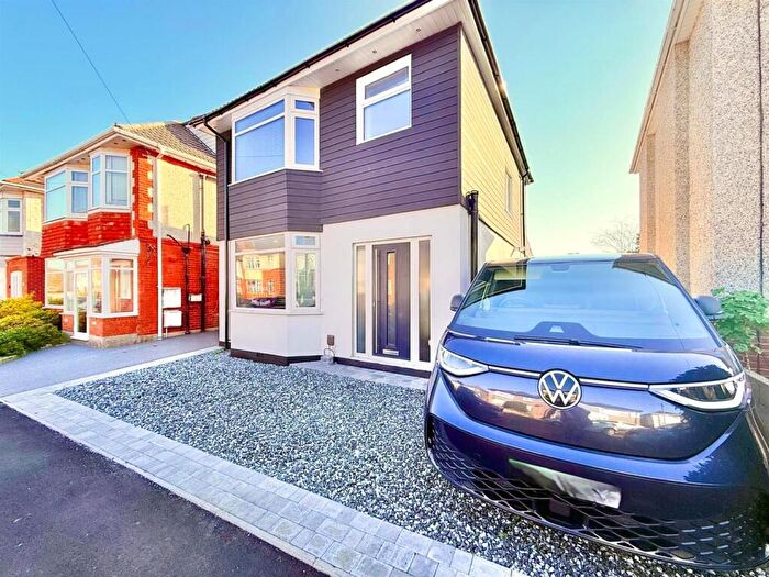 3 Bedroom Detached House For Sale In Draycott Road, Bournemouth, BH10