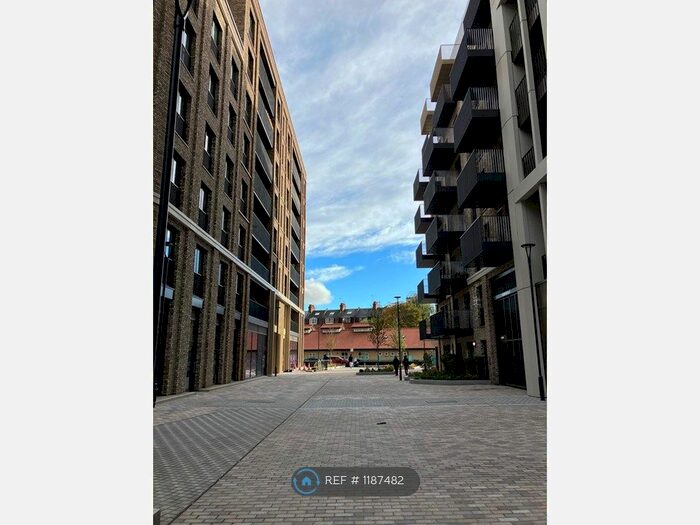 Studio To Rent In Cendal Crescent, London, E1