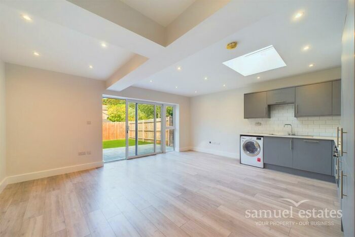 2 Bedroom Flat To Rent In Coombe Road, South Croydon, CR0