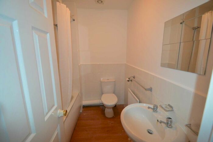 1 Bedroom Flat To Rent In High Street, Addlestone, KT15