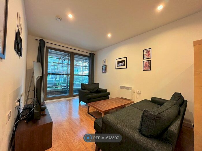 2 Bedroom Flat To Rent In Oak Square, London, SW9