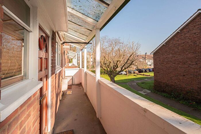 2 Bedroom Flat To Rent In Radcliffe Square, Putney Heath, London, SW15