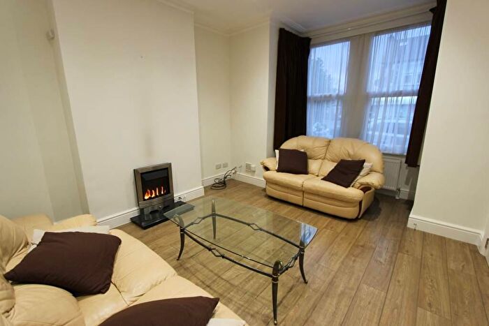 4 Bedroom End Of Terrace House To Rent In Warwick Road, London, N11