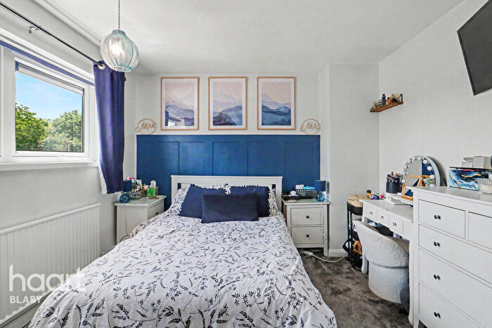 2 Bedroom End Of Terrace House For Sale In Featherstone Drive, Leicester, LE2