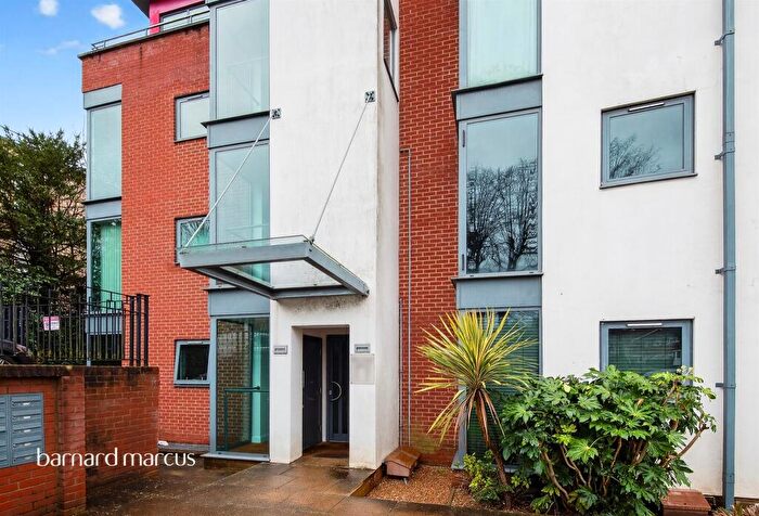 2 Bedroom Flat For Sale In Eaton Road, Sutton, SM2