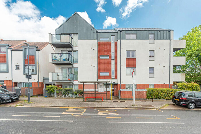 2 Bedroom Flat For Sale In Rayners Lane, Harrow, HA2